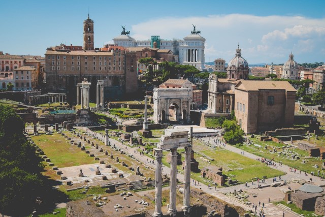 Ancient Roman Ruins - so when did Julius Caesar die?